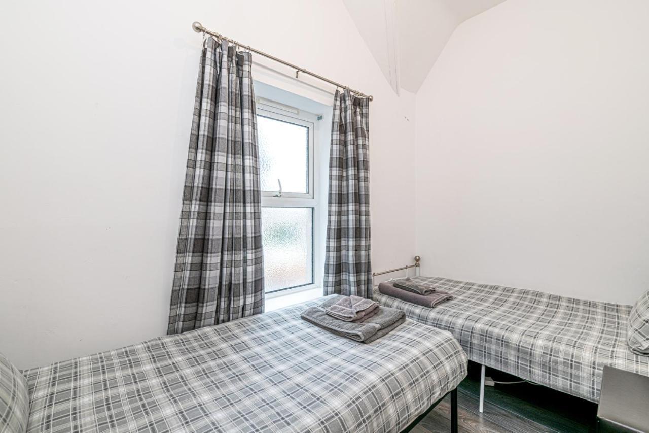 Two Bedroom Holiday Apartment โคลวินเบย์ ภายนอก รูปภาพ